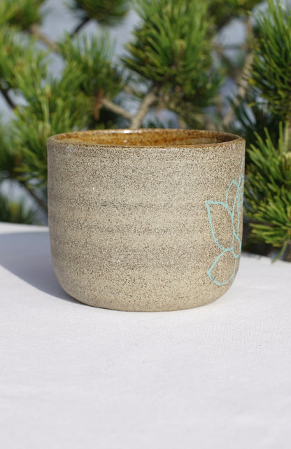 Gobelet gris avec lotus en jade