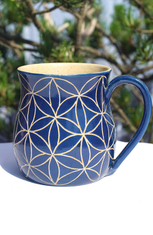 Tasse Blume des Lebens blau Sgraffito