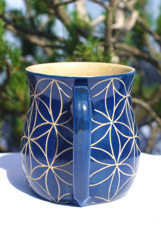 Tasse Blume des Lebens blau Sgraffito