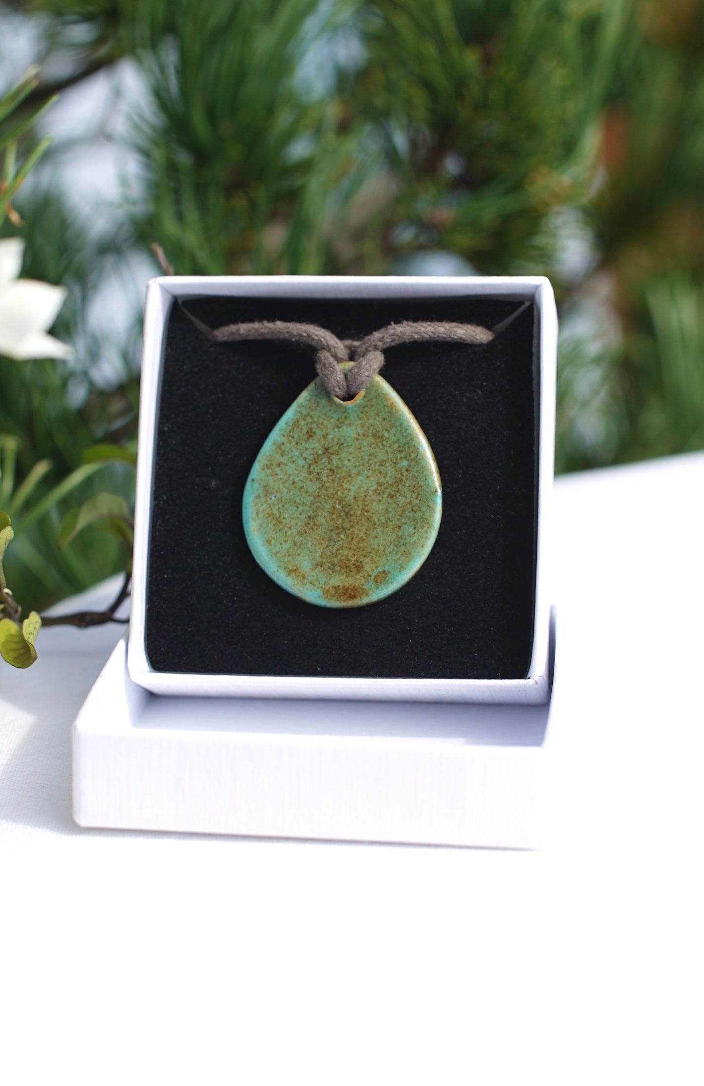 Amulet jade tree of life 24 carat gold