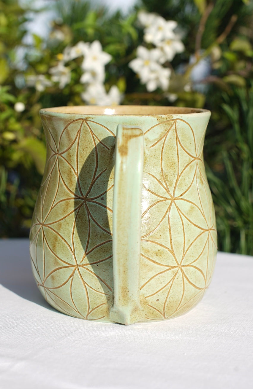 Tasse Blume des Lebens hellgrün Sgraffito
