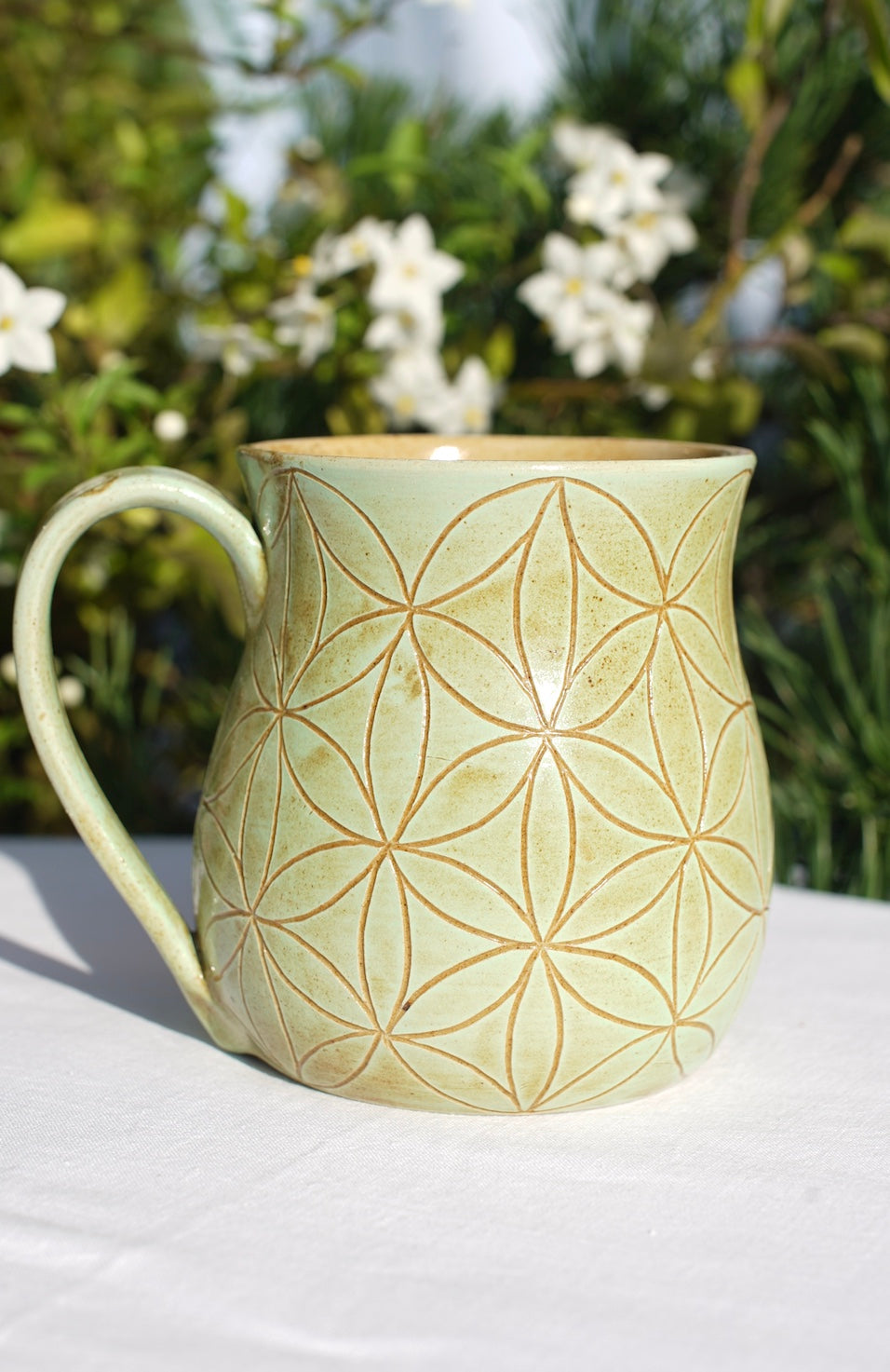 Tasse Blume des Lebens hellgrün Sgraffito