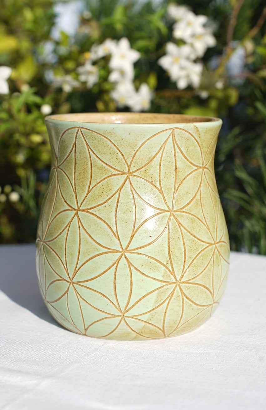 Tasse Blume des Lebens hellgrün Sgraffito