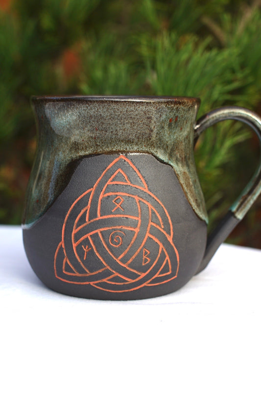 Tasse Triquetra mit Runen