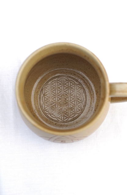 Tasse Triquetra mit Runen rot