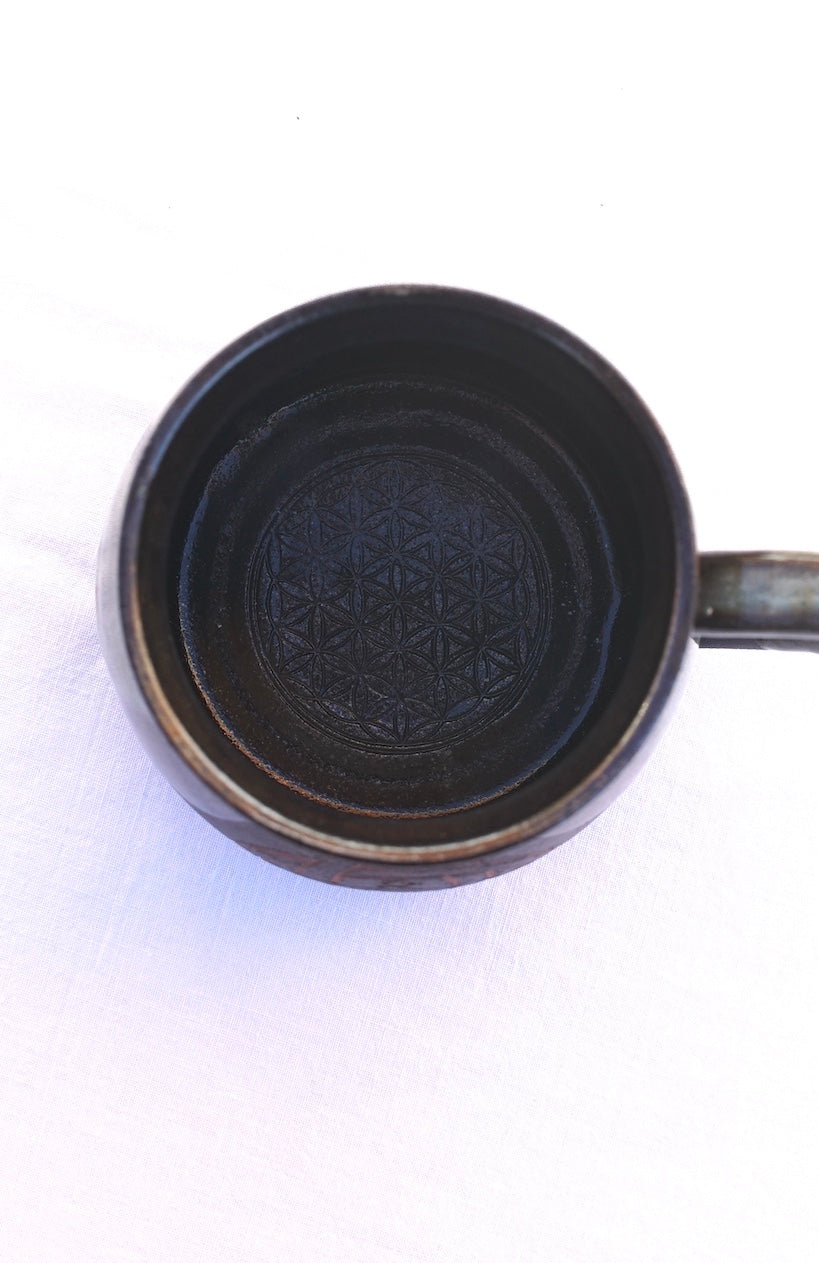 Tasse Triquetra mit Runen