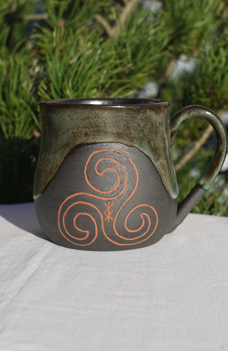 Tasse Binderune Schutz der Familie und Triskele