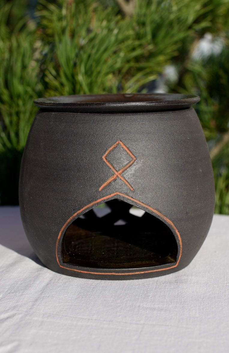 Aromaöl-Lampe Triquetra mit Runen