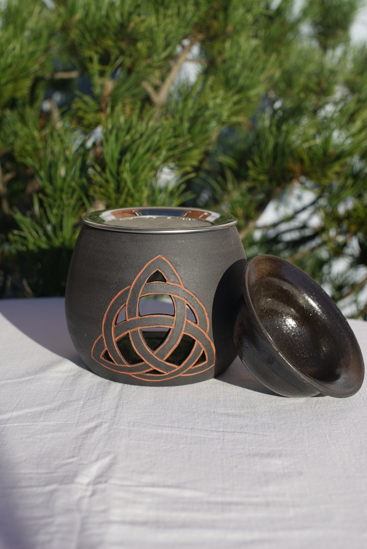 Räucherset Triquetra mit Runen mit Räuchersieb und einem Räucherduft nach Wahl