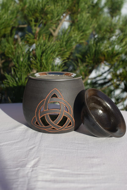 Räucherset Triquetra mit Runen mit Räuchersieb und einem Räucherduft nach Wahl