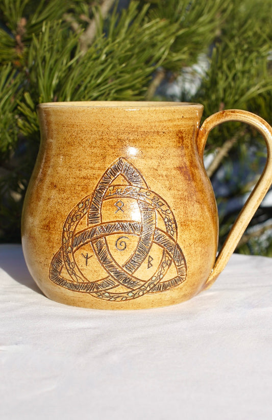 Tasse Triquetra mit Runen hell