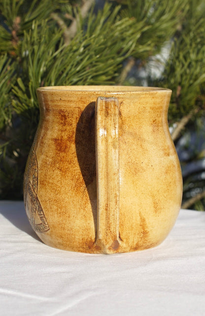 Tasse Triquetra mit Runen hell
