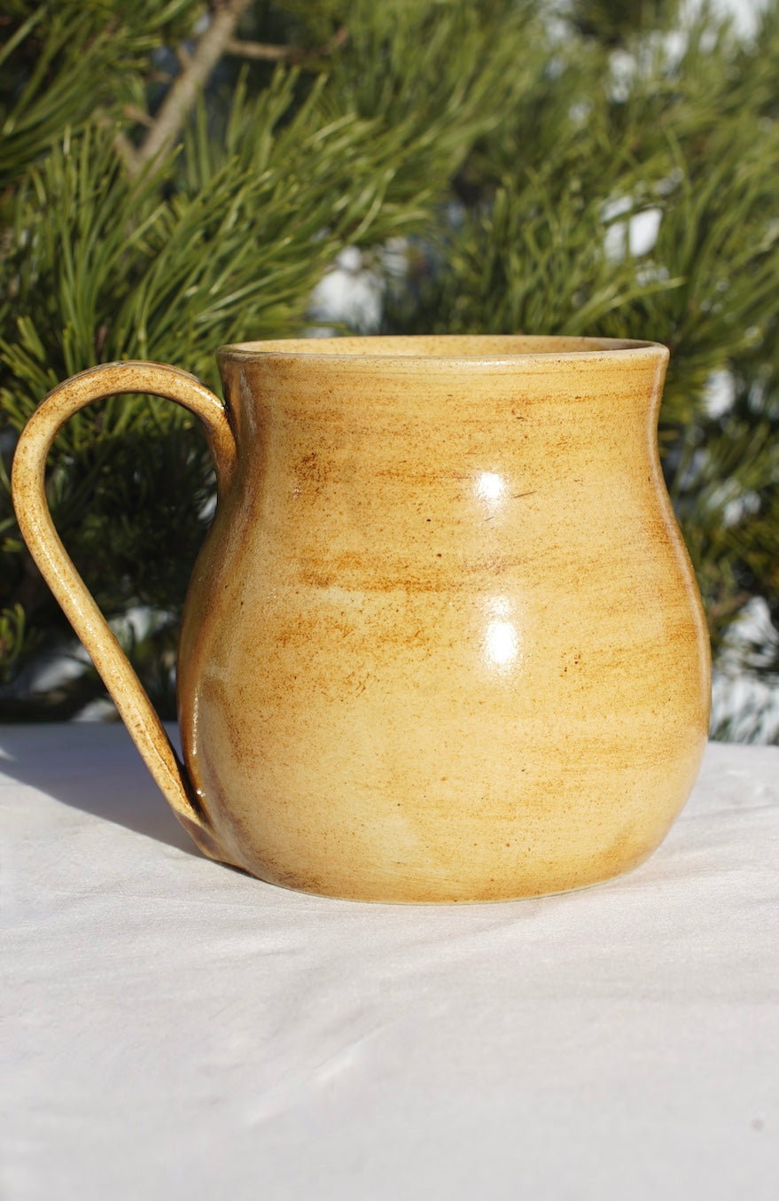 Tasse Triquetra mit Runen hell