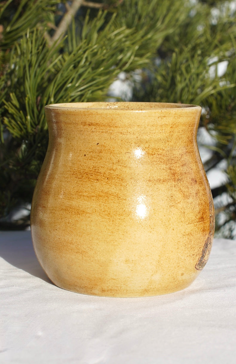 Tasse Triquetra mit Runen hell