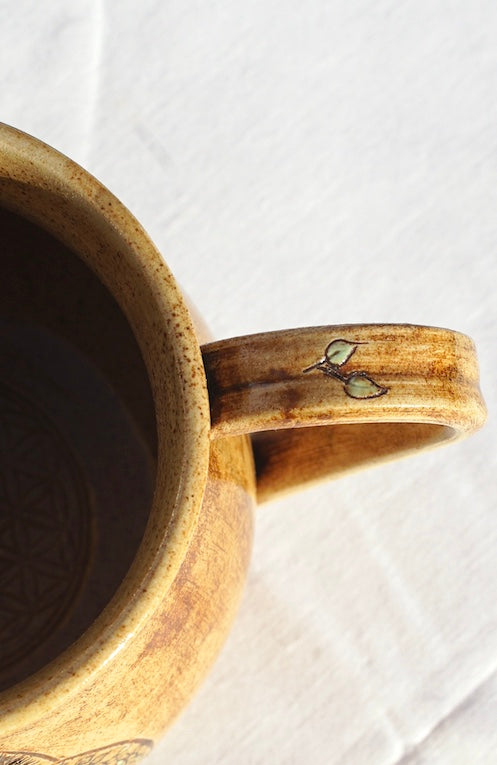 Tasse Triquetra mit Runen hell