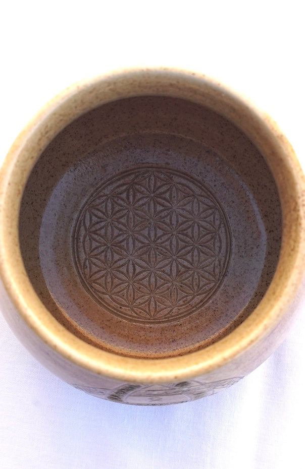 Tasse Triquetra mit Runen hell