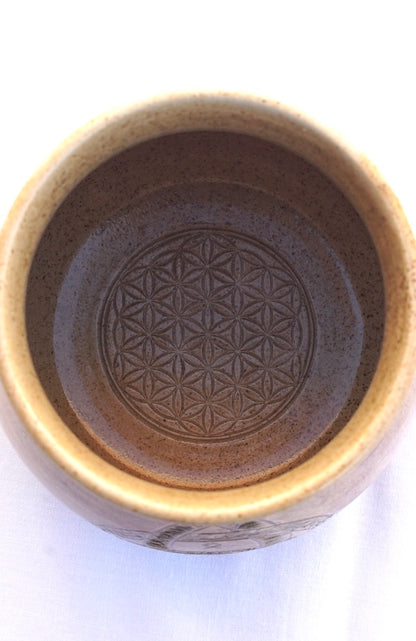 Tasse Triquetra mit Runen hell