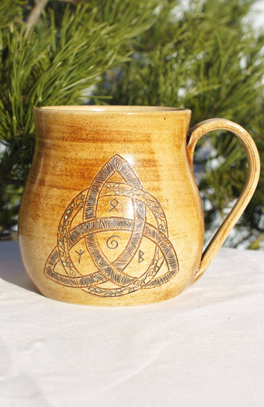 Tasse Triquetra mit Runen hell (2)
