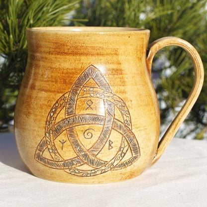 Tasse Triquetra mit Runen hell (2)