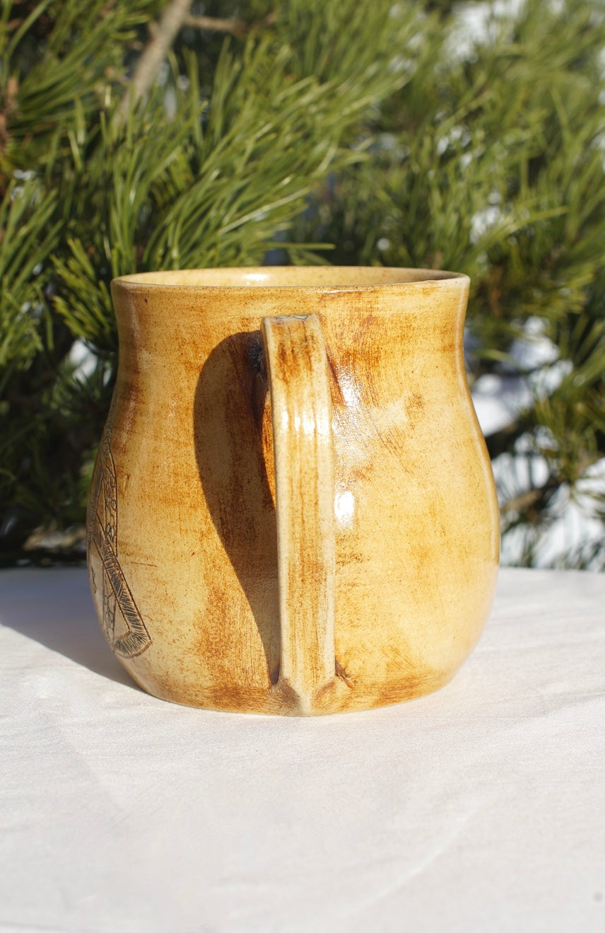 Tasse Triquetra mit Runen hell (2)