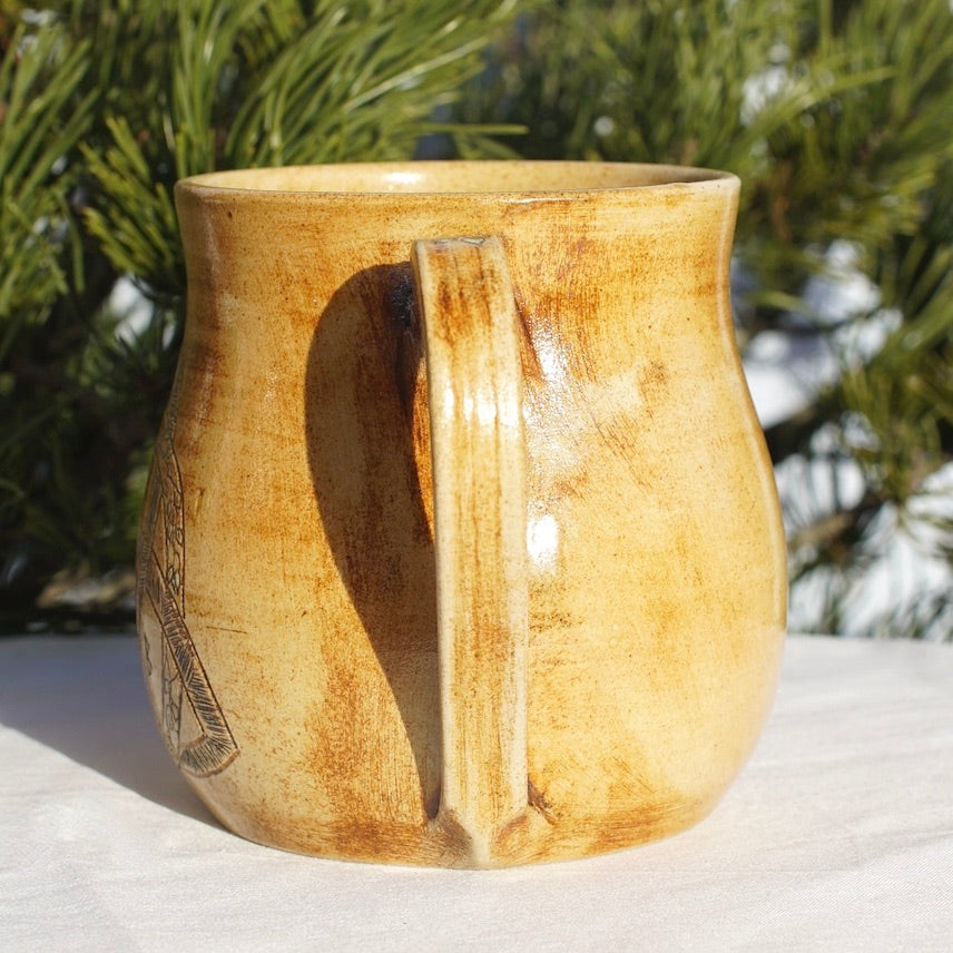Tasse Triquetra mit Runen hell (2)