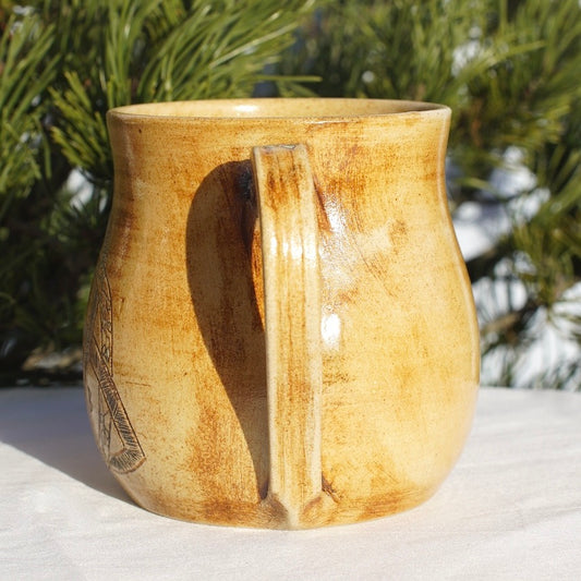Tasse Triquetra mit Runen hell (2)