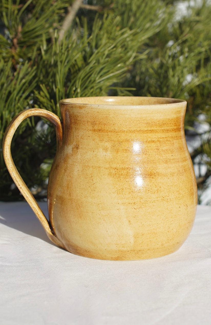 Tasse Triquetra mit Runen hell (2)