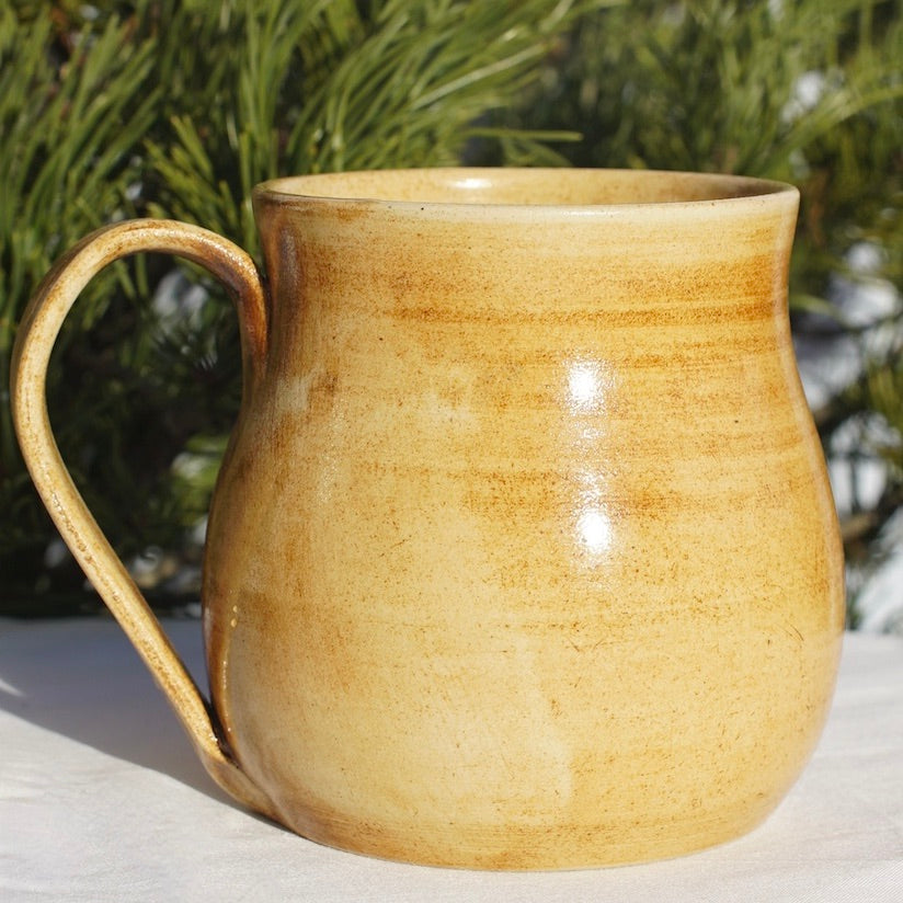 Tasse Triquetra mit Runen hell (2)