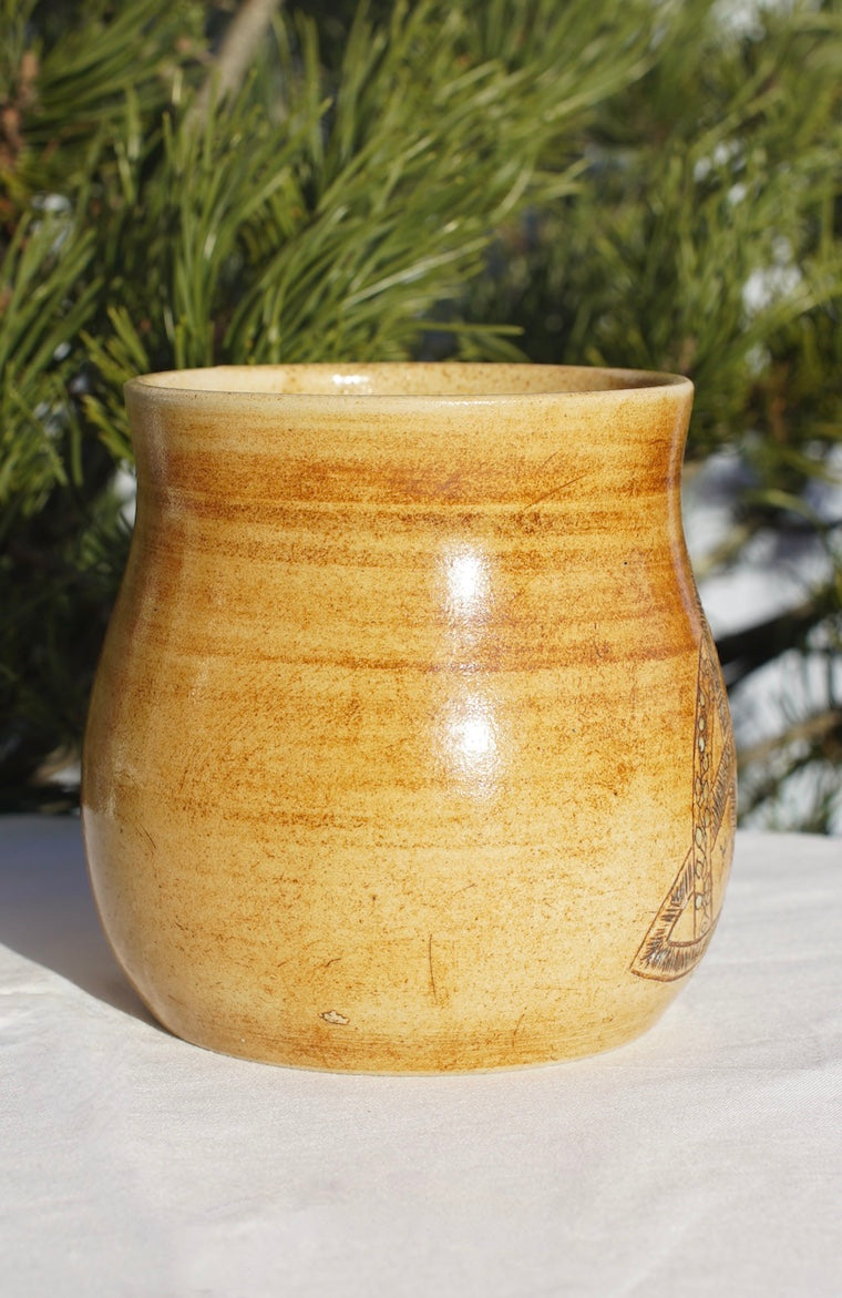 Tasse Triquetra mit Runen hell (2)