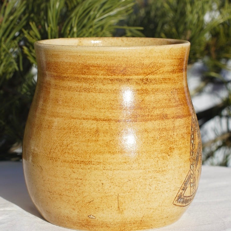 Tasse Triquetra mit Runen hell (2)