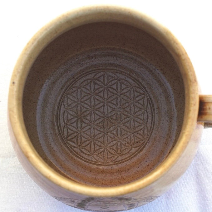 Tasse Triquetra mit Runen hell (2)