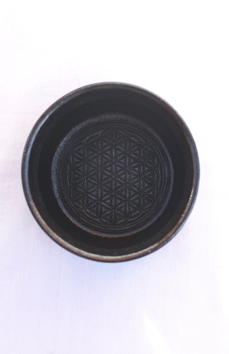 Becher Triquetra mit Runen mit echtem Ocker