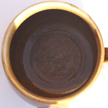 Tasse Triquetra mit Runen Gold