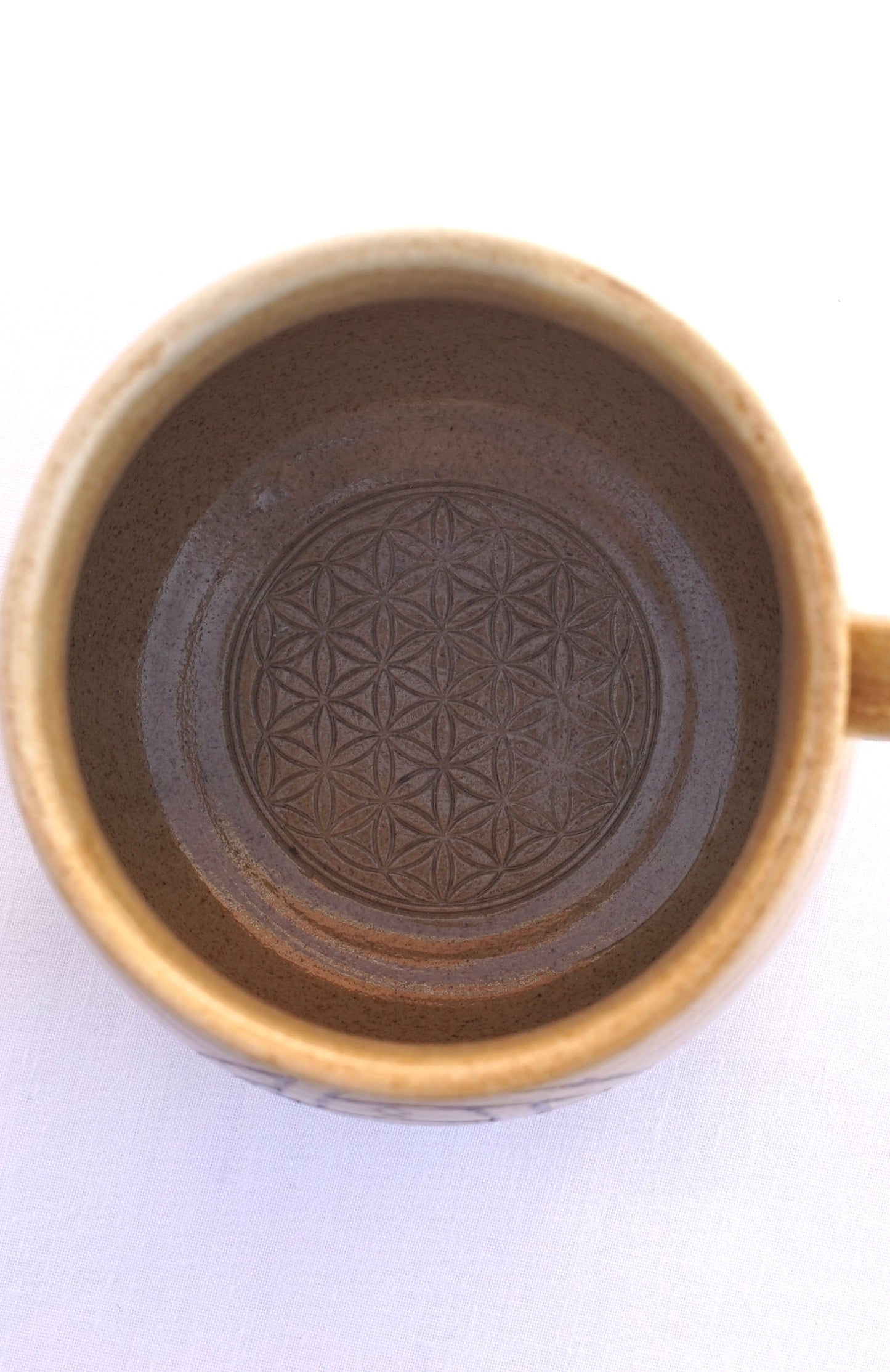 Tasse Triquetra mit Runen Ocker