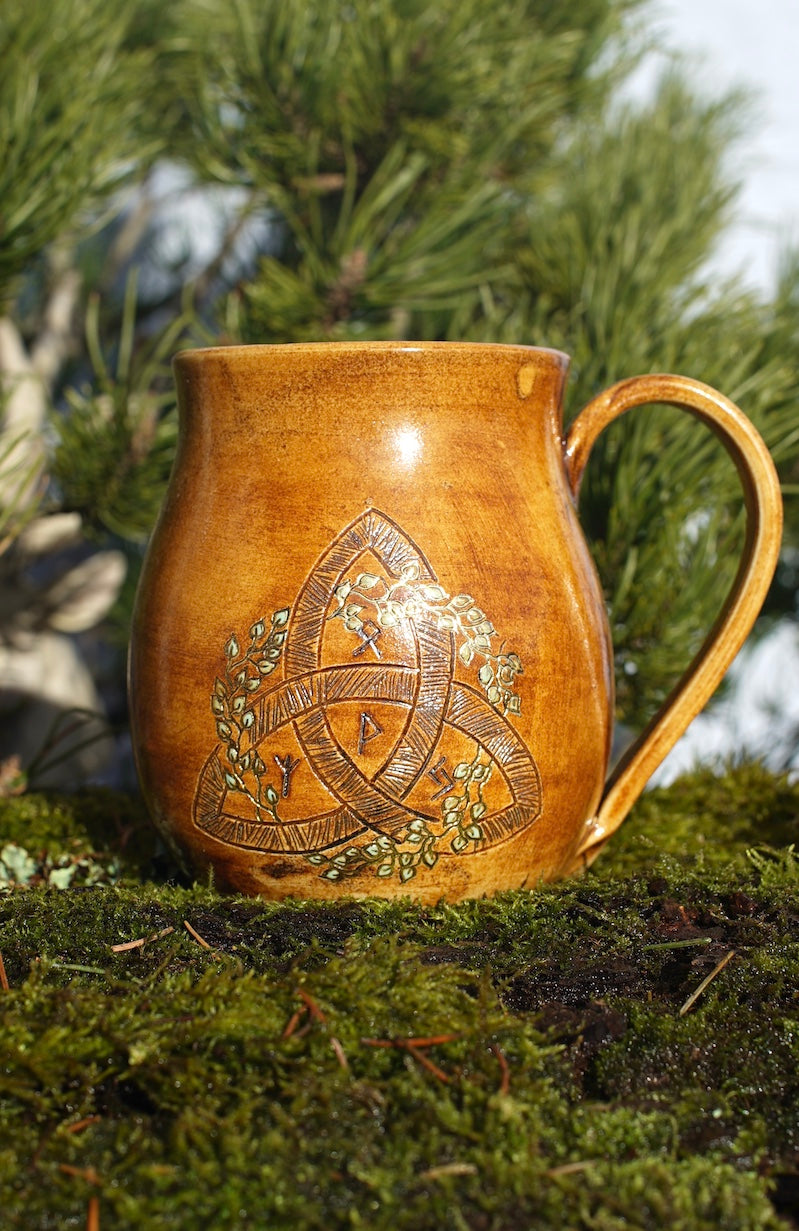 Tasse Triquetra mit Runen Gold