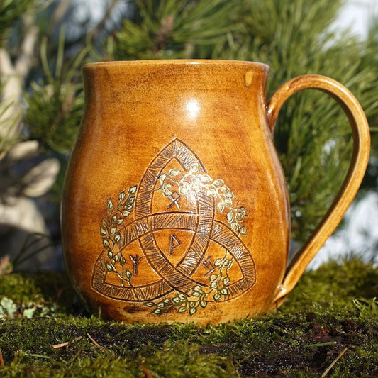 Tasse Triquetra mit Runen Gold