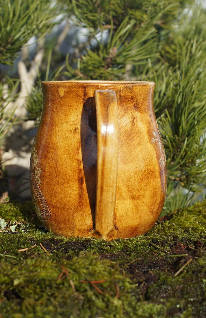 Tasse Triquetra mit Runen Gold