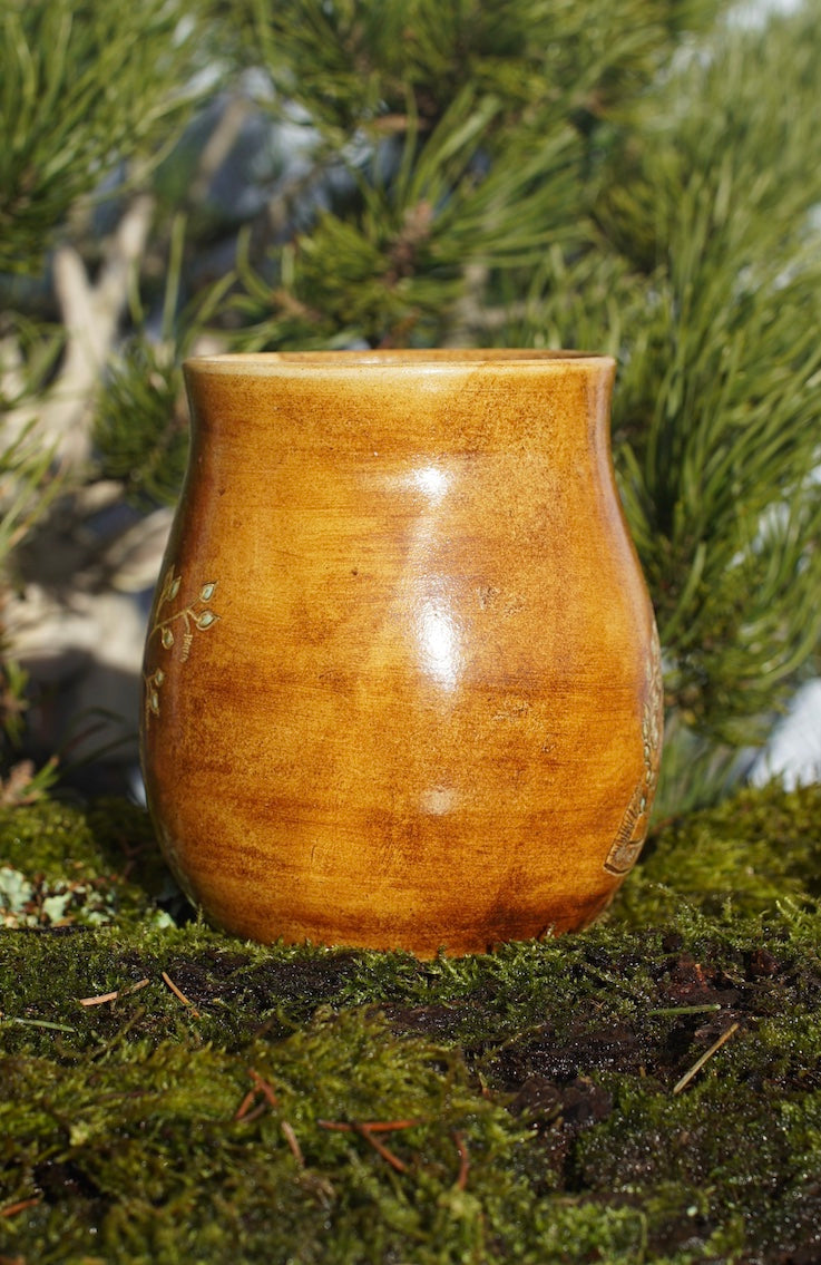 Tasse Triquetra mit Runen Gold