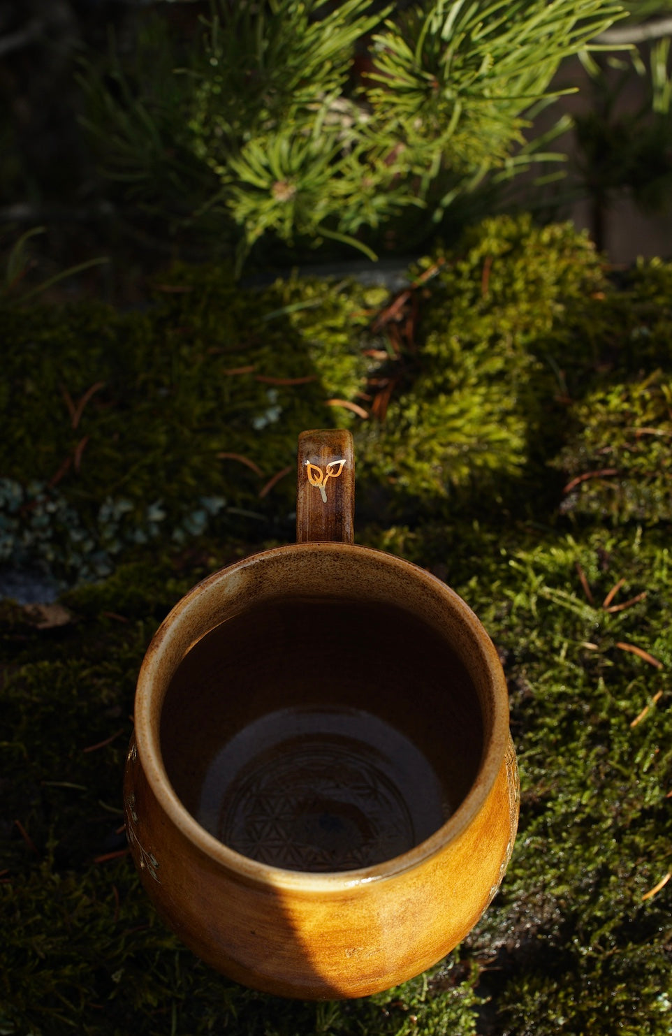 Tasse Triquetra mit Runen Gold