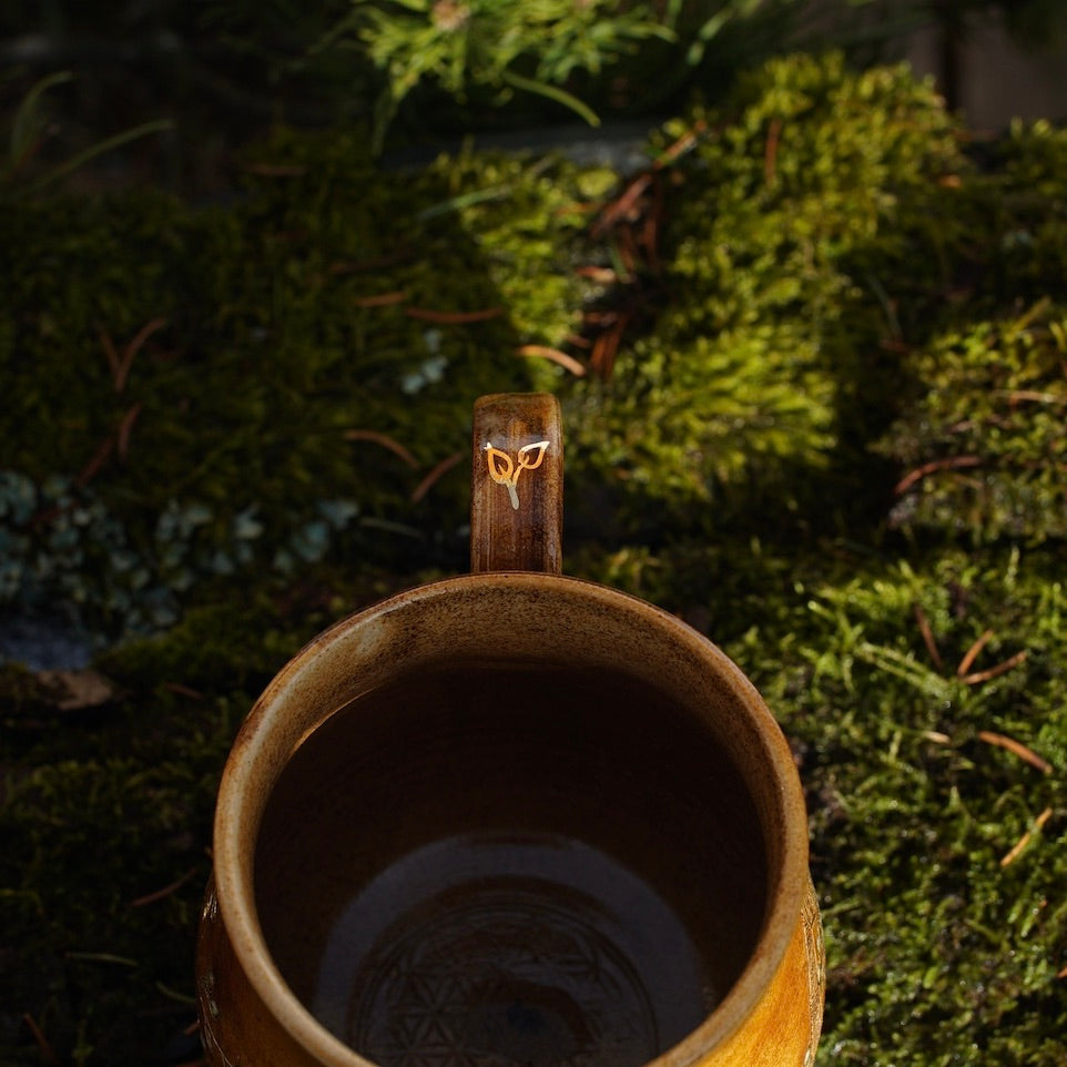 Tasse Triquetra mit Runen Gold