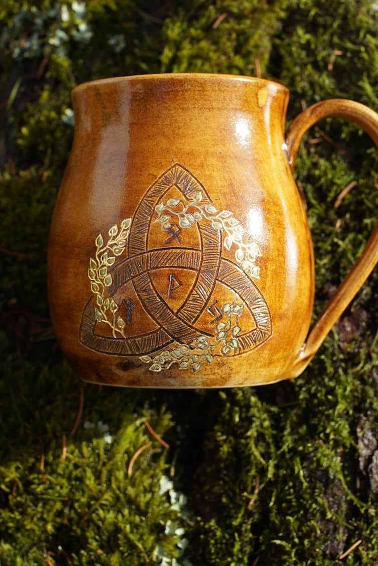 Tasse Triquetra mit Runen Gold