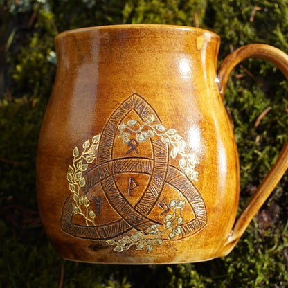 Tasse Triquetra mit Runen Gold