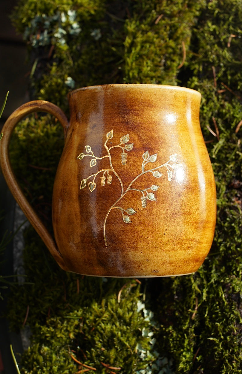 Tasse Triquetra mit Runen Gold