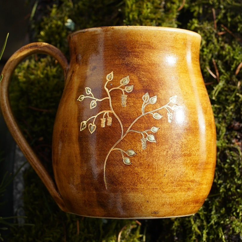 Tasse Triquetra mit Runen Gold