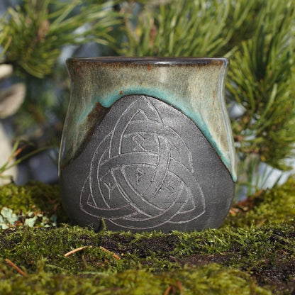 Becher Triquetra mit Runen mit echtem Ocker