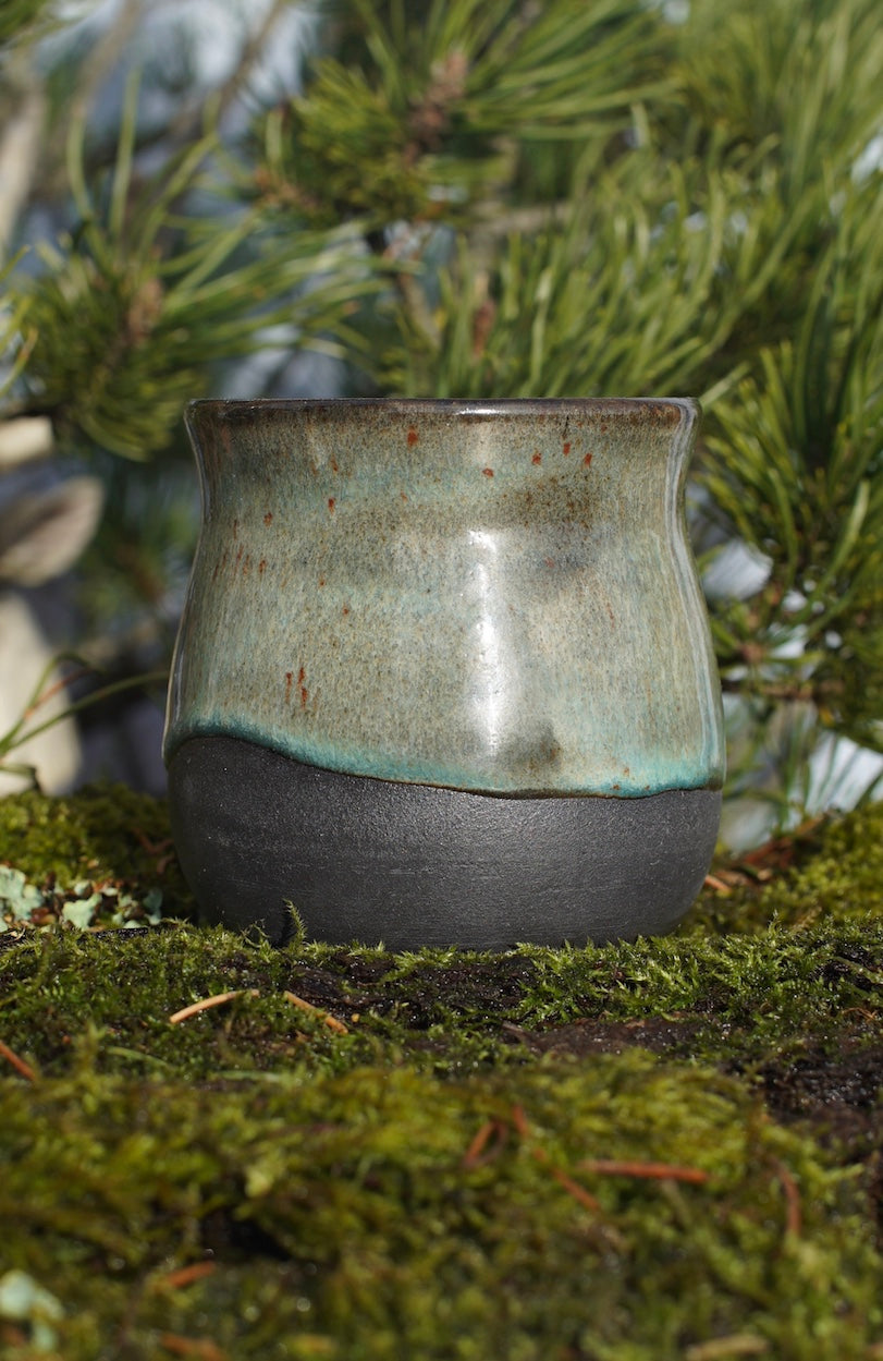 Becher Triquetra mit Runen mit echtem Ocker