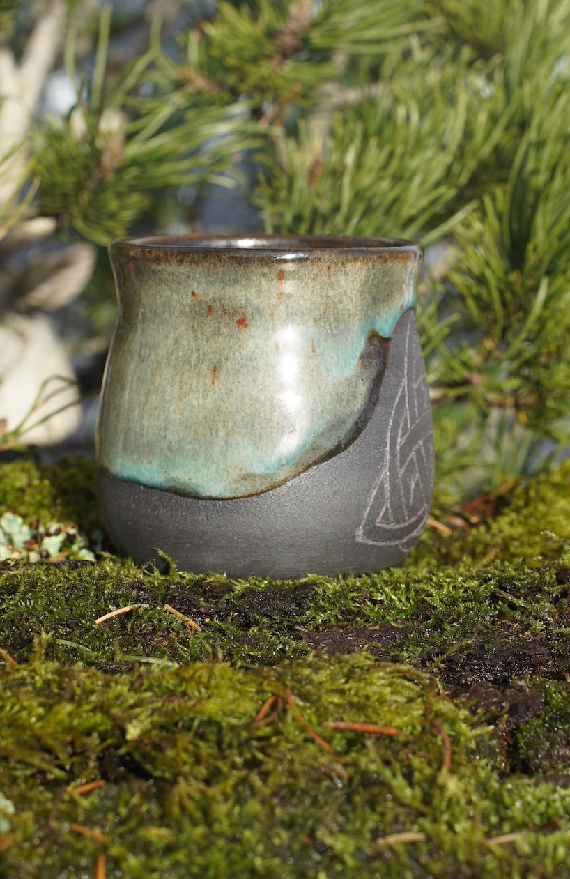 Becher Triquetra mit Runen mit echtem Ocker