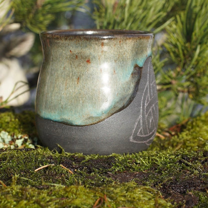 Becher Triquetra mit Runen mit echtem Ocker