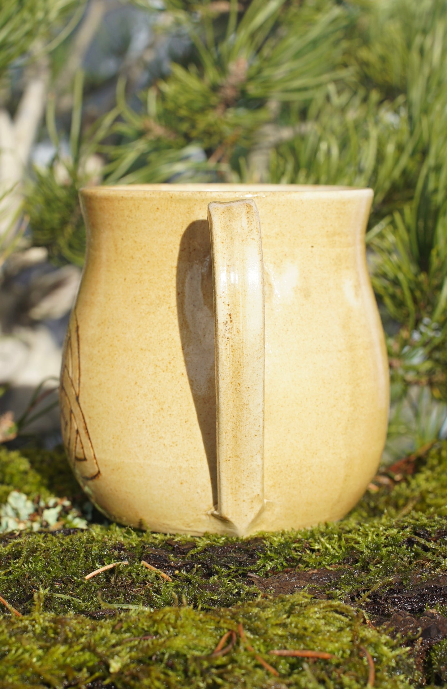 Tasse Triquetra mit Runen Ocker