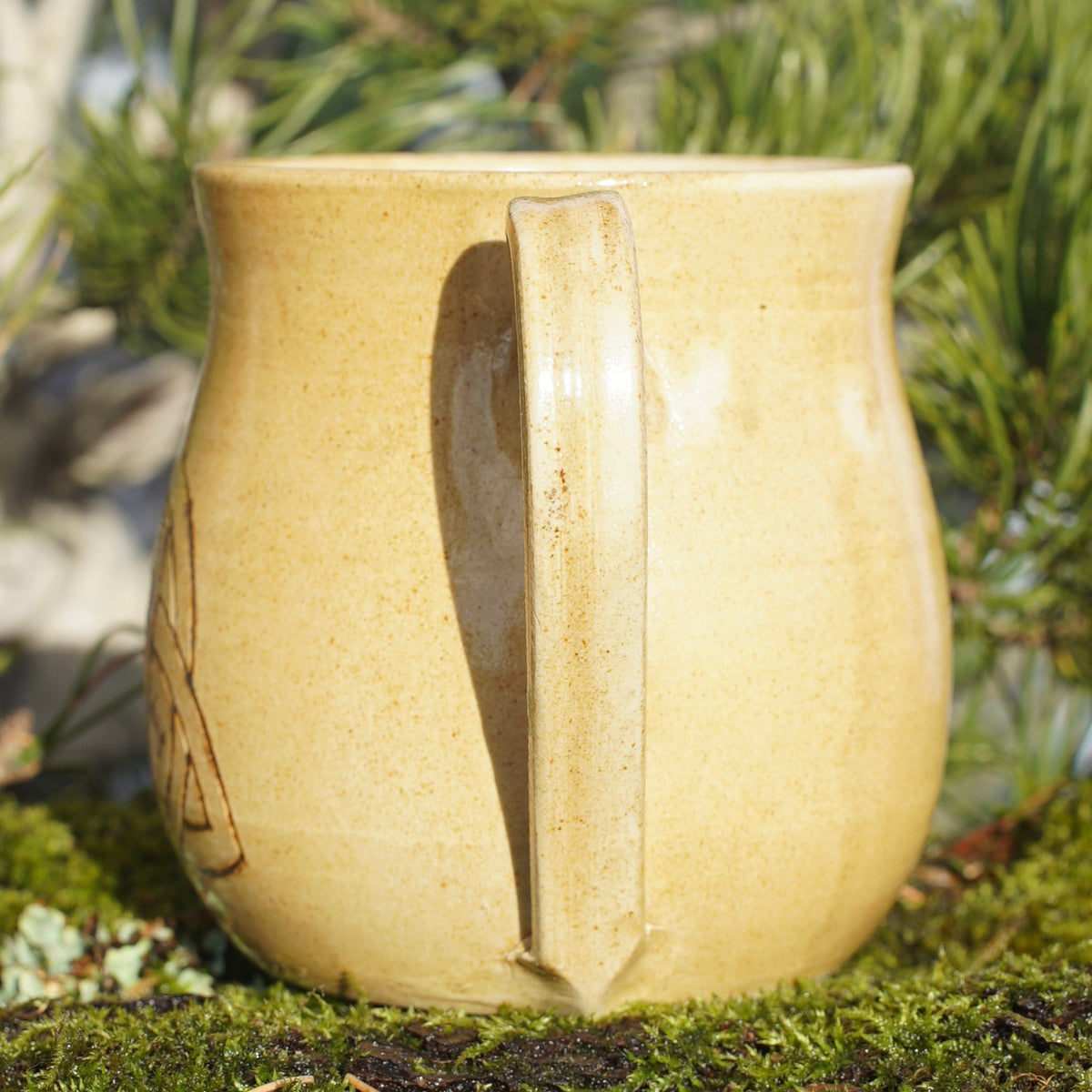 Tasse Triquetra mit Runen Ocker